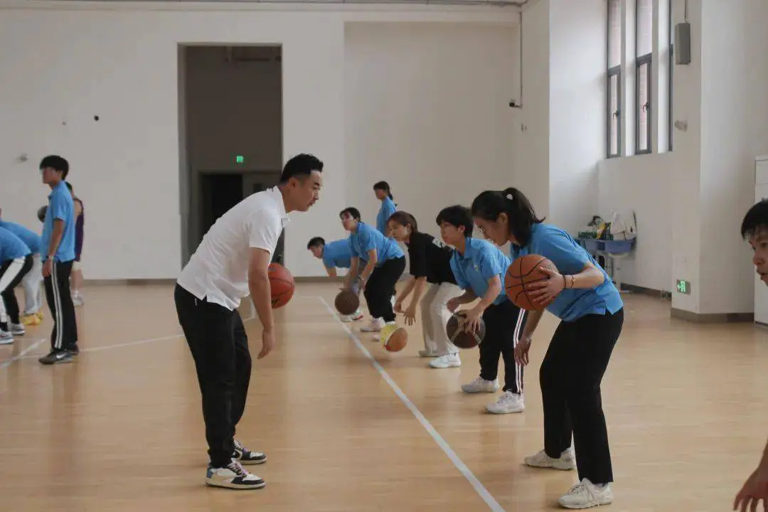 青少年学生篮球训练营发言稿_1